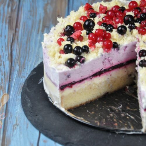 tort cu doua creme si fructe de padure in sectiune