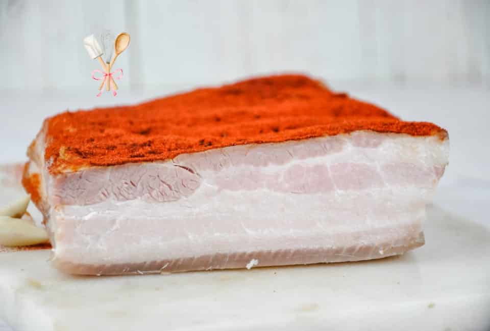 slanina fiarta cu boia si usturoi pe suport de marmura