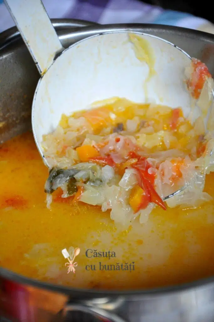 Ciorba de varza cu afumatura – simpla si savuroasa VIDEO